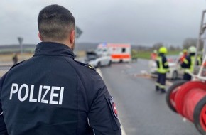 Polizeiinspektion Hameln-Pyrmont/Holzminden: POL-HM: Verkehrsunfall auf der neuen B 1 mit kurzzeitiger Sperrung und zwei verletzten Personen