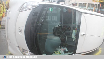 Polizei Duisburg: POL-DU: Dellviertel: Vorfahrt genommen - Auto überschlägt sich