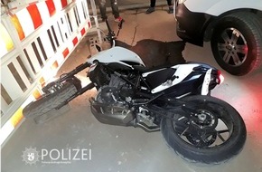 Polizeipräsidium Westpfalz: POL-PPWP: Nach Verfolgungsfahrt zu Fuß geflüchtet