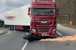 Polizei Mettmann: POL-ME: Verkehrsunfall zwischen Lkw und Motorrad: Fahrer unverletzt - 2503054