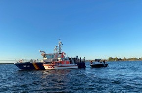 Bundespolizeiinspektion See Warnemünde: BPOL-See: Motorboot kollidiert mit Unterwasserhindernis - Außenborder abgerissen Gemeinsame Pressemeldung von Bundespolizeiinspektion See Warnemünde und Deutscher Gesellschaft zur Rettung Schiffbrüchiger