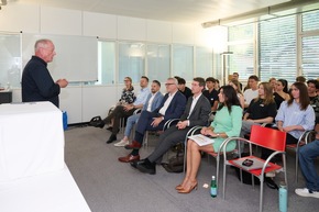 Bildungsminister Daniel Oehry und LIHK-Geschäftsführer Maximilian Rüdisser besuchen Wirtschaftswoche 2026 bei der INFICON AG