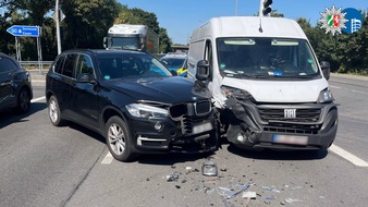 Polizeipräsidium Oberhausen: POL-OB: Rettungswagen im Einsatz - BMW kollidiert mit Transporter