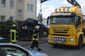 Polizeiinspektion Hameln-Pyrmont/Holzminden: POL-HOL: Holzminden - Rehwiese/Nordstraße: Drei Leichtverletzte bei Zusammenstoß - PKW landeten im Vorgarten -