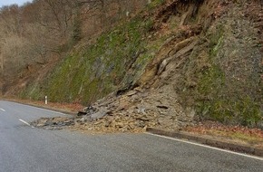 Polizeidirektion Wittlich: POL-PDWIL: Hangrutsch sorgt für Sperrung der B 50 in Fahrtrichtung Longkamp