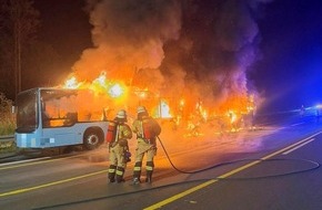 Freiwillige Feuerwehr Bad Honnef: FW Bad Honnef: Gelenkbus in Vollbrand auf der A3