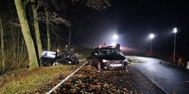 Polizeiinspektion Lüneburg/Lüchow-Dannenberg/Uelzen: POL-LG: ++ schwerer Verkehrsunfall mit lebensgefährlich verletzter Person ++ junger Fahrzeugführer kommt von der Fahrbahn ab und kollidiert mit Erdwall und Bäume ++ weitere Pkw fahren in ...