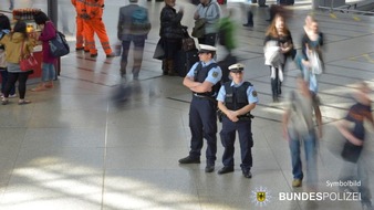 Bundespolizeidirektion München: Bundespolizeidirektion München: Ungeduldige 66-Jährige beleidigt, stößt und spuckt Ticketkauf dauerte ihr zu lange