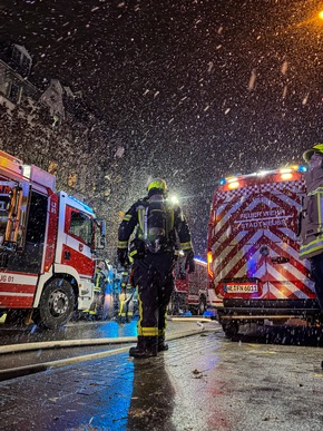 FW-NE: Feuer in einem Wohnhaus auf der Further Straße | Eine verletzte Einsatzkraft und erheblicher Sachschaden