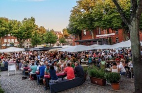 Tourismus-Service Fehmarn: Wein, Genuss und Live-Musik &ndash; Der Tourismus-Service Fehmarn l&auml;dt vom 23. bis 26. Juli zum Weinfest auf den Burger Marktplatz ein