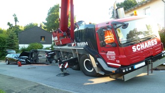 FW-Heiligenhaus: Tonnenschwerer Kran rollt Straße hinab (Meldung 17/2016