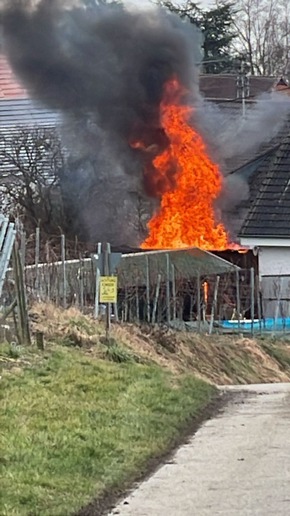 KFV Bodenseekreis: Schuppen im Vollbrand am Funkensonntag