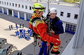Feuerwehr Essen: FW-E: Girl´s day bei der Feuerwehr, 40 junge Mädchen erleben einen interessanten und spannenden Tag