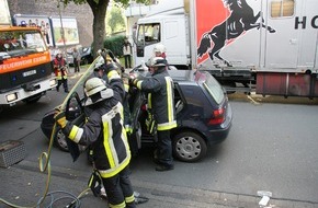 Feuerwehr Essen: FW-E: Golf gegen Pferdetransporter, Ehepaar bei Verkehrsunfall schwer verletzt