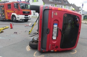 Polizei Mettmann: POL-ME: Renault kippt nach Zusammenstoß zur Seite - Velbert - 2207119