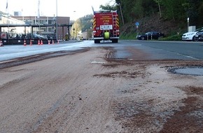 Feuerwehr Plettenberg: FW-PL: LKW verliert in Plettenberg aus undichtem Tankdeckel
Dieselkraftstoff. Hauptwache, Löschgruppe Stadtmitte und Löschgruppe Ohle im Einsatz