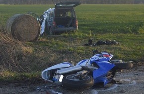 Polizeiinspektion Stade: POL-STD: 82-jährige Autofahrerin bei Unfall tödlich und Motorradfahrer schwer verletzt