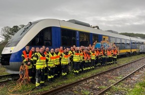 Freiwillige Feuerwehr Bedburg-Hau: FW-KLE: Freiwillige Feuerwehr Bedburg-Hau übt in Regionalbahn