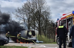 Polizeiinspektion Stade: POL-STD: Polizei Drochtersen und Stade sucht Unfallzeugen, Transporter in Ladekop ausgebrannt