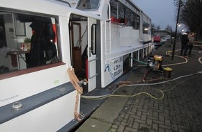 Feuerwehr Mülheim an der Ruhr: FW-MH: Wassereinbruch an einem Passagierschiff