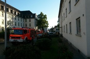 Polizeiinspektion Hameln-Pyrmont/Holzminden: POL-HOL: Helle Aufregung im Grimmenstein: Gasalarm löst Feuerwehreinsatz aus - Kurzfristige Evakuierung des Mehrfamilienhauses erforderlich -