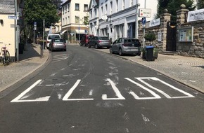 Polizei Essen: POL-E: Essen: Alkoholisierter Mann malt falschen Zebrastreifen auf die Straße - Fotos