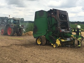 FW-KLE: Brennende Strohpresse führt zu Großeinsatz der Freiwilligen Feuerwehr Bedburg-Hau