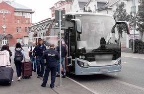 Polizeipräsidium Mittelhessen - Pressestelle Gießen: POL-GI: Pressemeldung vom 12.10.2018:



Gießen: Fernbusse genau unter die Lupe genommen   -   Fast die Hälfte der Busse mussten beanstandet werden