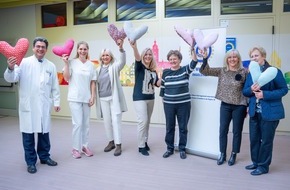 Klinikum Ingolstadt: Herzkissen für Brustkrebspatient*innen lindern Schmerz und spenden Trost