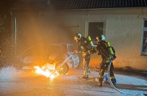 Freiwillige Feuerwehr Aurich: FW-AUR: Auto brennt direkt an Hauswand