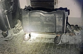 Polizei Mettmann: POL-ME: Kleinfeuer auf Müllabstellplatz - Ratingen - 2306008