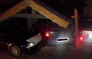 Polizei Düren: POL-DN: Alkoholisierter Fahrzeugführer bringt bei Unfall Carport zum Einsturz