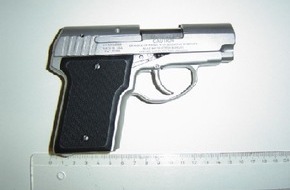 Polizeipräsidium Mittelfranken: POL-MFR: (12) Schwer bewaffnet unterwegs - Bildveröffentlichung