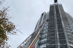 Feuerwehr Dresden: FW Dresden: Dach des World-Trade-Centers gerät in Brand