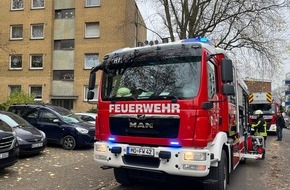 Feuerwehr Moers: FW Moers: Brennendes Adventsgesteck in Mehrfamilienhaus / Rauchmelder erkennen Brand frühzeitig