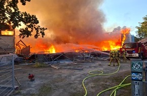 Feuerwehr Hannover: FW Hannover: Großbrand einer Turnhalle in Hannover-Misburg