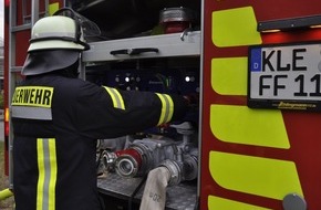 Freiwillige Feuerwehr Bedburg-Hau: FW-KLE: Flämmarbeiten lösten Brand aus