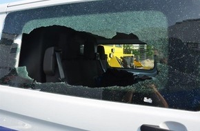 Kreispolizeibehörde Rhein-Kreis Neuss: POL-NE: Polizei stellt mutmaßlichen Autoaufbrecher (Foto Transporter anbei)