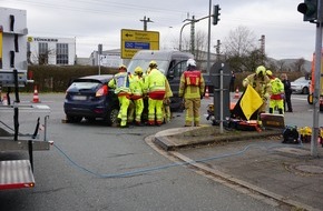 Feuerwehr Ratingen: FW Ratingen: Verkehrsunfall im Kreuzungsbereich - Feuerwehr Ratingen im Einsatz
