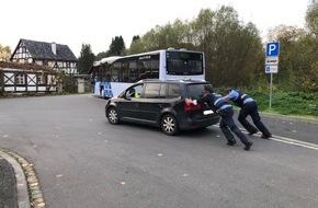 Polizeidirektion Wittlich: POL-PDWIL: Gerolsteiner Bürgerpolizei helfen bei Panne, "2-PS-Helfer"