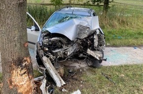 Polizeiinspektion Cuxhaven: POL-CUX: Schwerer Verkehrsunfall auf der Heerstraße in Cuxhaven-Altenbruch - Fahrzeugführerin prallt mit ihrem PKW gegen Baum - Rettungshubschrauber im Einsatz (Lichtbild in der Anlage)