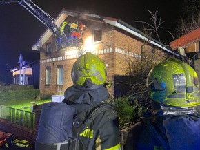 FW-SE: Feuerwehr rettet drei Personen aus brennendem Haus