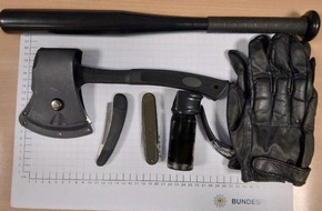 Bundespolizeidirektion Sankt Augustin: BPOL NRW: Mann setzt Pfefferspray bei Auseinandersetzung ein - Bundespolizei ermittelt und beschlagnahmt mehrere gef&auml;hrliche Gegenst&auml;nde