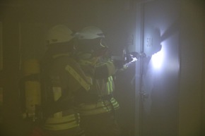 FW-Langenfeld: Übung der Freiwilligen Feuerwehr Langenfeld Löschzug 2 am Städtischen Klinikum Solingen