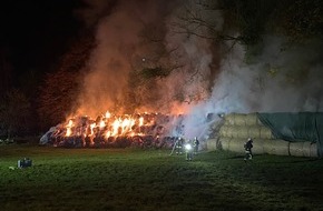 Feuerwehr Haan: FW-HAAN: Brand einer Strohmiete in der Ehlenbeck