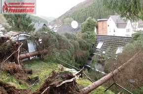 Feuerwehr Plettenberg: FW-PL: Update. Lage hat sich entspannt. Gesperrte Straßen bleiben weiterhin gesperrt.