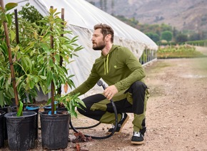 Sonnenschutz bei der Gartenarbeit &ndash; Neue UV-Schutzshirts von Strauss