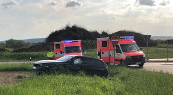 Polizeiinspektion Hildesheim: POL-HI: Abbiegeunfall fordert zwei Verletzte - zwei Pkw mit Totalschaden -