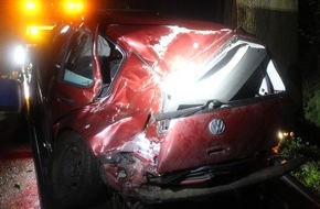 Polizei Minden-Lübbecke: POL-MI: Auto prallt gegen Baum - Coupé-Fahrer wird um Kontaktaufnahme gebeten