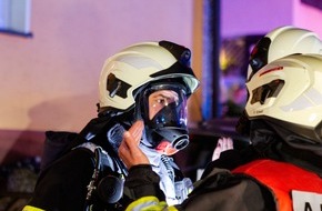 Feuerwehr Iserlohn: FW-MK: Terrassendach brennt in der Nacht zu Mittwoch
